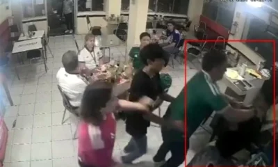 Las imágenes que comenzaron a circular en redes sociales muestran a De la Maza discutiendo con personal del establecimiento y, posteriormente, sujetando por el cuello a uno de los meseros con ambas manos