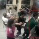 Las imágenes que comenzaron a circular en redes sociales muestran a De la Maza discutiendo con personal del establecimiento y, posteriormente, sujetando por el cuello a uno de los meseros con ambas manos