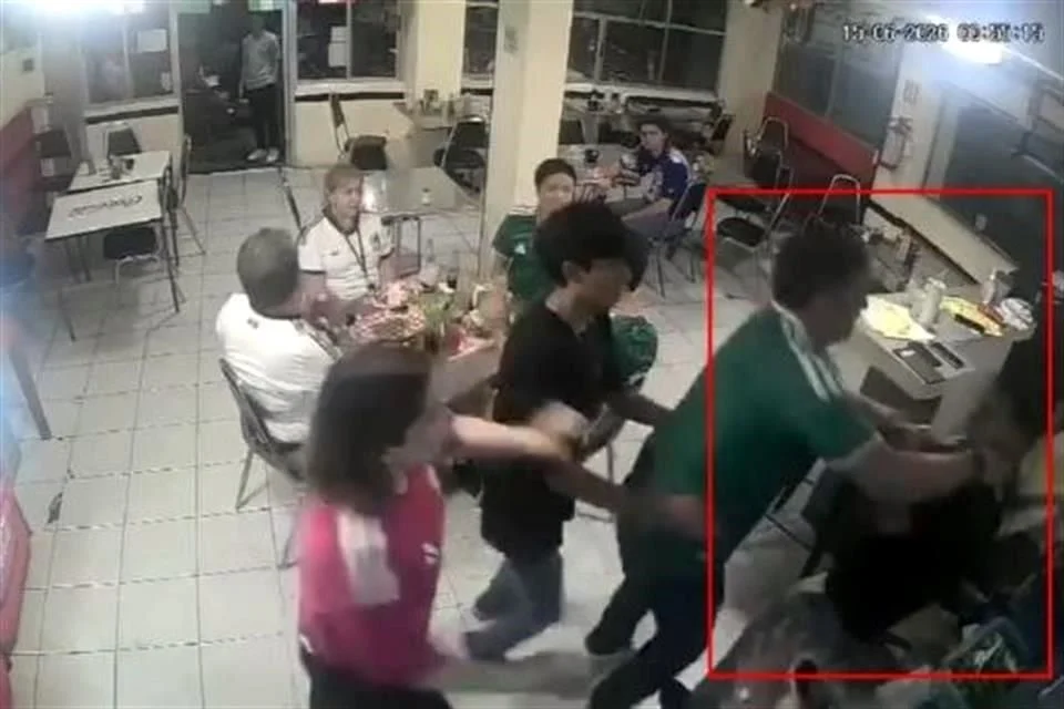 Las imágenes que comenzaron a circular en redes sociales muestran a De la Maza discutiendo con personal del establecimiento y, posteriormente, sujetando por el cuello a uno de los meseros con ambas manos