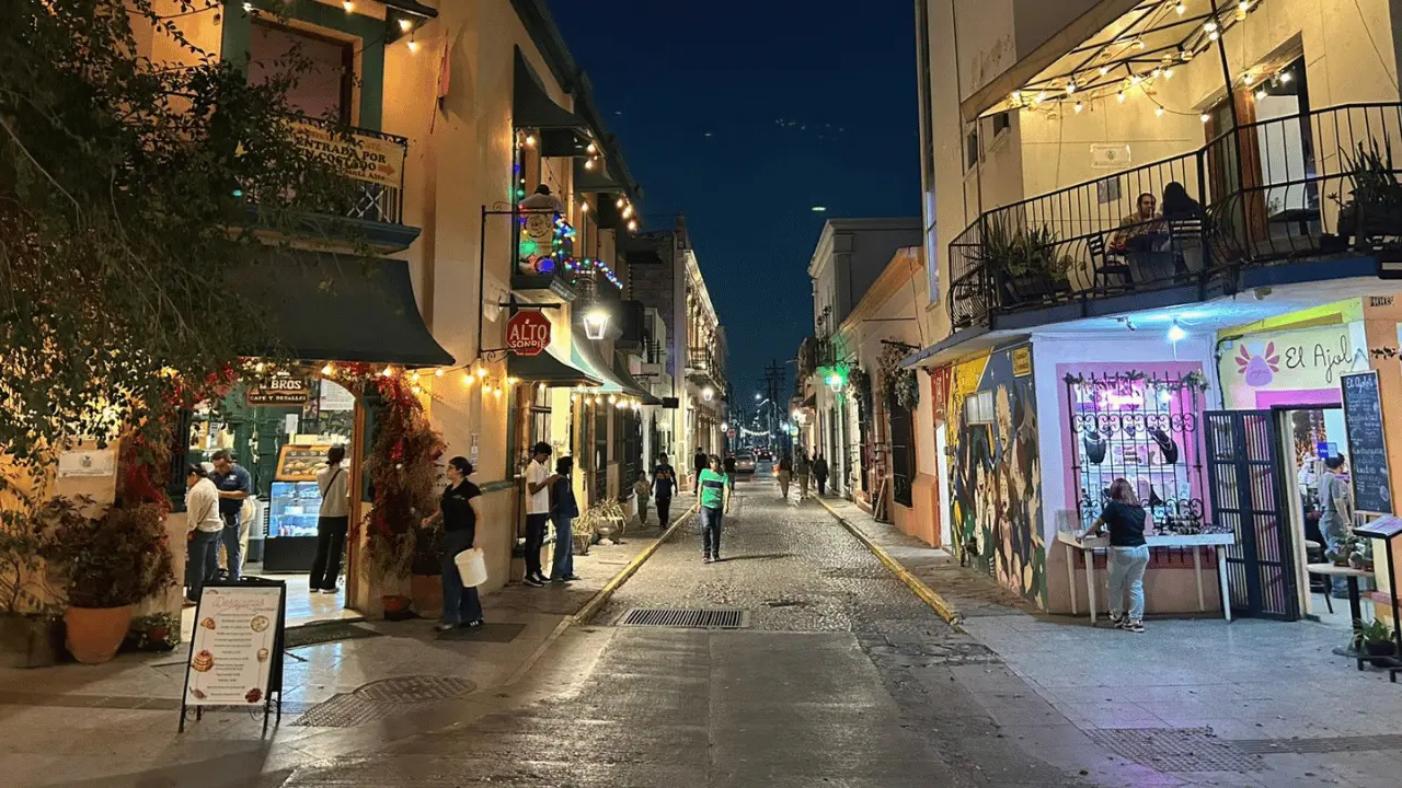 El Municipio de Monterrey reitera que, estas medidas buscan asegurar que comercios, restaurantes y servicios mantengan su operación sin invadir los corredores peatonales ni afectar la seguridad de quienes visiten la zona.
