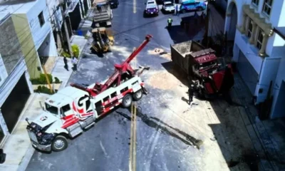 El camión comenzó a desplazarse en reversa mientras derramaba parte de su carga y terminó impactando varios vehículos estacionados.