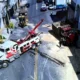 El camión comenzó a desplazarse en reversa mientras derramaba parte de su carga y terminó impactando varios vehículos estacionados.