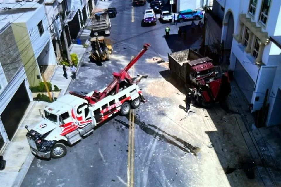 El camión comenzó a desplazarse en reversa mientras derramaba parte de su carga y terminó impactando varios vehículos estacionados.