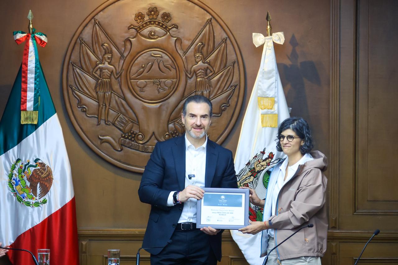 Destaca programa de reforestación con 80 mil árboles y ser el único municipio a nivel nacional en contar con su propio programa de descarbonización.