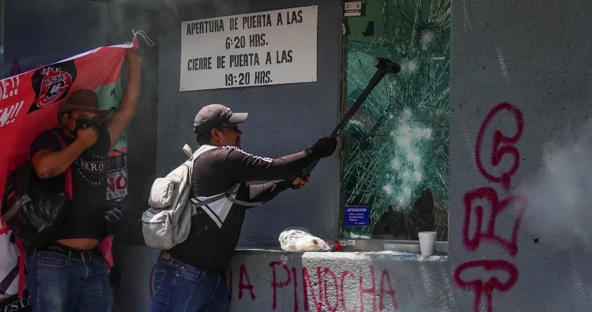 Las movilizaciones se extendieron a otros puntos estratégicos de la capital, incluyendo oficinas del ISSSTE y de la Secretaría de Gobernación, además de generar severos congestionamientos viales