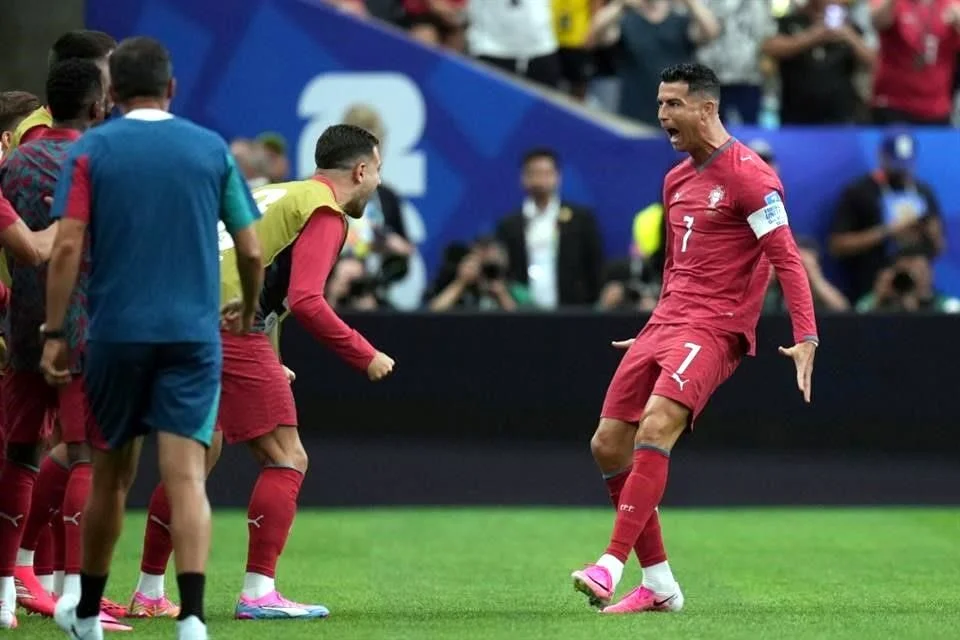 Apenas al minuto 6 del encuentro, CR7 aprovechó un centro por la banda y definió dentro del área para abrir el marcador a favor de la selección lusitana.