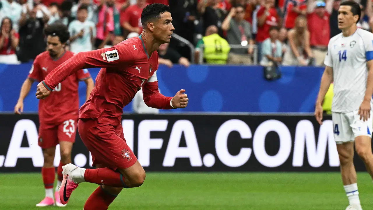 En la segunda mitad, Portugal mantuvo el control del partido y aumentó la diferencia con un autogol del arquero Abduvokhid Nematov al minuto 59