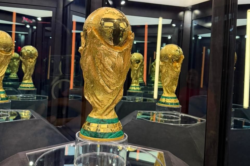 La ceremonia de presentación contó con la participación de figuras históricas del futbol como Hugo Sánchez y Roberto Carlos, campeón del mundo con Brasil en 2002, además de autoridades capitalinas encabezadas por Clara Brugada.