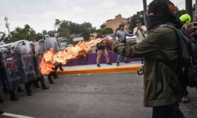 La situación escaló cuando varios jóvenes comenzaron a lanzar objetos contra los policías.