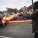 La situación escaló cuando varios jóvenes comenzaron a lanzar objetos contra los policías.