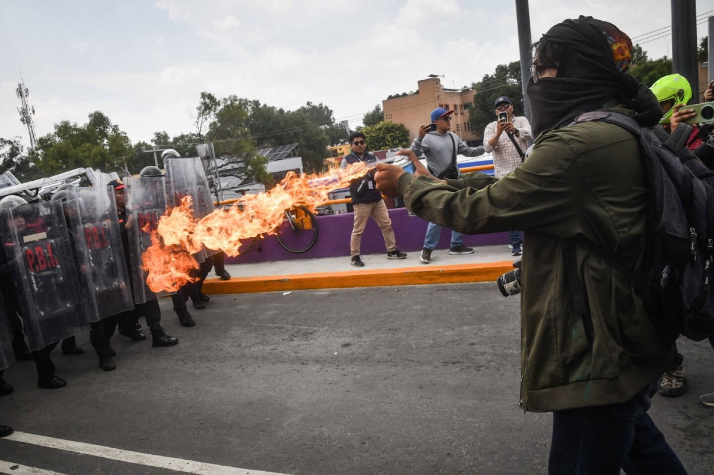 La situación escaló cuando varios jóvenes comenzaron a lanzar objetos contra los policías.