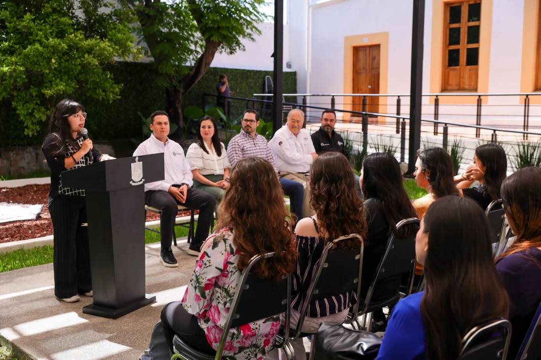 Durante la reunión, el presidente municipal destacó la importancia de fortalecer la educación como una herramienta para impulsar el desarrollo personal y comunitario.