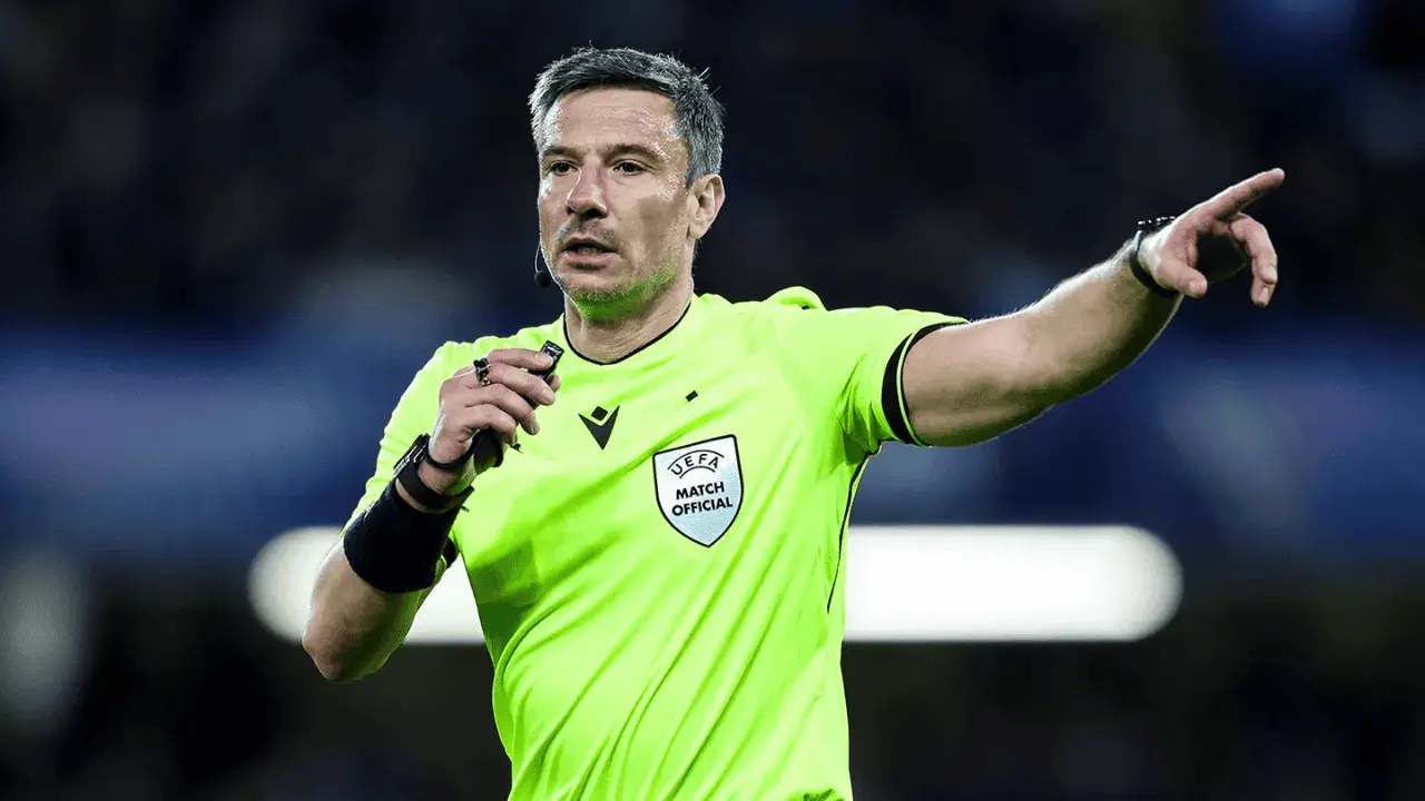 El árbitro esloveno se caracteriza por permitir un juego fluido y mantener un criterio que favorece la continuidad de las acciones, aunque sin perder el control disciplinario cuando el partido lo requiere.