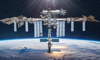 Actualmente, además de los astronautas estadounidenses, también se encuentran a bordo varios cosmonautas rusos que participan en las operaciones de monitoreo y seguridad dentro de la estación.