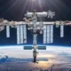 Actualmente, además de los astronautas estadounidenses, también se encuentran a bordo varios cosmonautas rusos que participan en las operaciones de monitoreo y seguridad dentro de la estación.