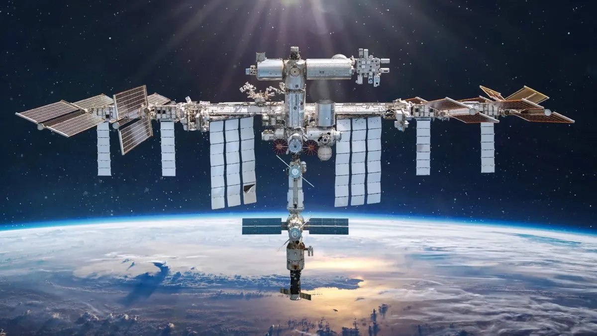Actualmente, además de los astronautas estadounidenses, también se encuentran a bordo varios cosmonautas rusos que participan en las operaciones de monitoreo y seguridad dentro de la estación.