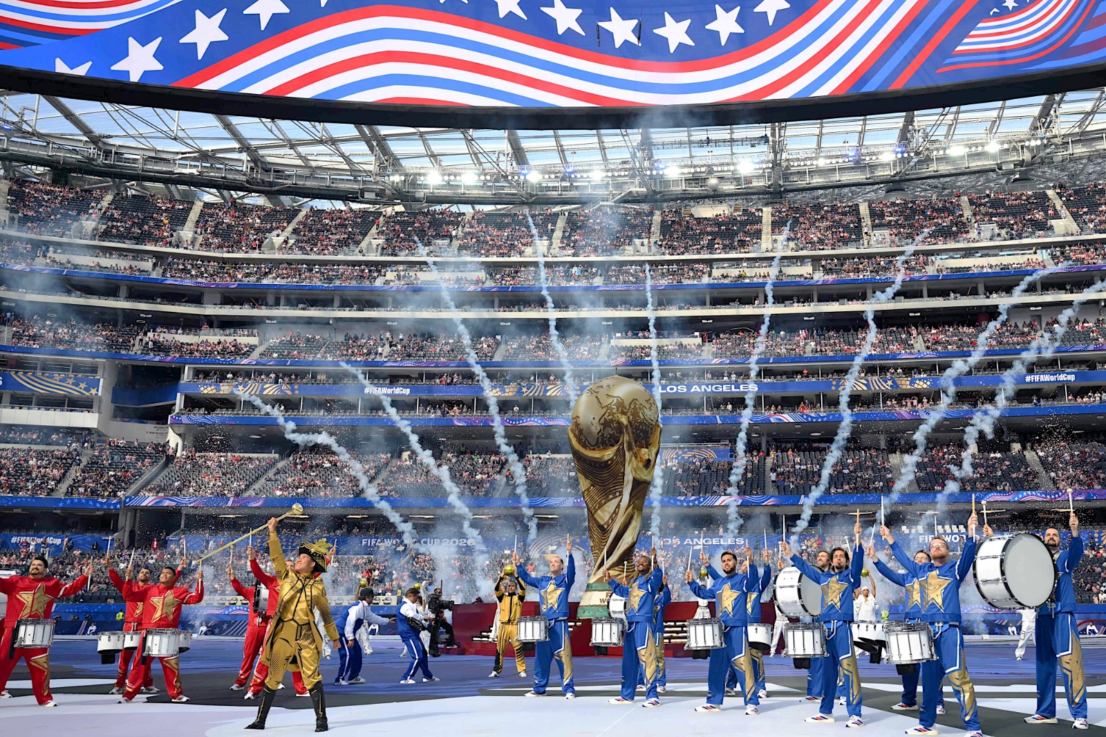 La ceremonia comenzó con un mensaje que destacó la identidad y diversidad estadounidense, seguido por la actuación de la cantante Tyla y el rapero Future, quienes interpretaron "Game Time" frente a una gigantesca réplica del trofeo de la Copa del Mundo.