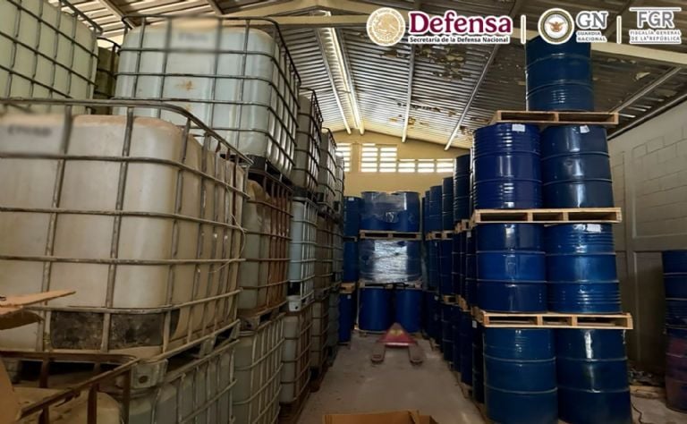 En una operación distinta, la Secretaría de Marina aseguró 270 kilogramos de cocaína distribuidos en 268 paquetes dentro de un contenedor en el puerto de Manzanillo, Colima.