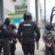 Uno de los videos que más controversia generó fue publicado el pasado 6 de junio, cuando el joven se acercó a una mujer que se encontraba acompañada por su madre y su hermana en un mercado de Monterrey