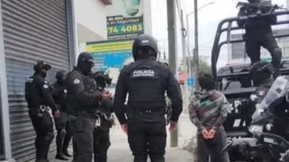Uno de los videos que más controversia generó fue publicado el pasado 6 de junio, cuando el joven se acercó a una mujer que se encontraba acompañada por su madre y su hermana en un mercado de Monterrey