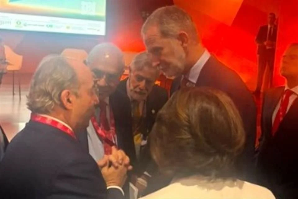 El monarca advirtió sobre los riesgos del aislamiento entre naciones y llamó a construir consensos para enfrentar problemas comunes.
