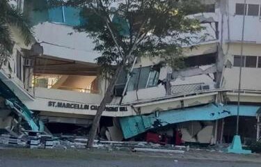 El aeropuerto internacional de la ciudad suspendió temporalmente operaciones y canceló 17 vuelos nacionales mientras se evaluaban los daños.