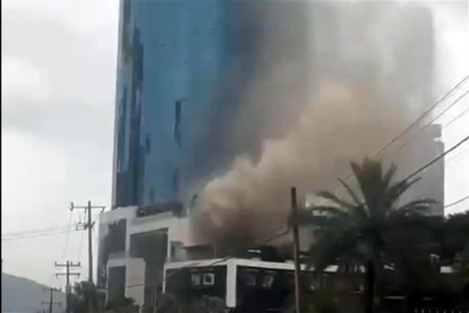 El reporte fue recibido alrededor de las 13:45 horas en el complejo ubicado sobre las avenidas Lázaro Cárdenas y Diego Rivera.