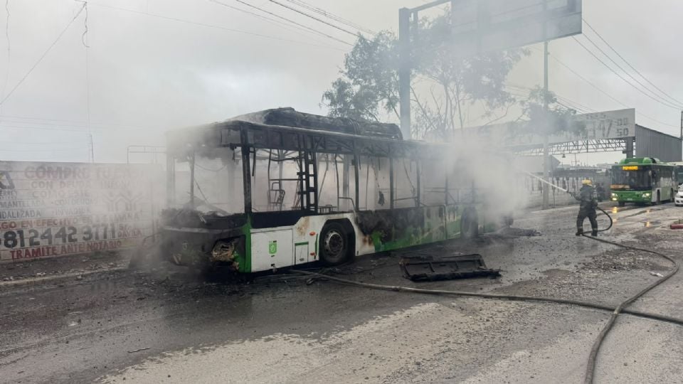 En cuestión de minutos, el autobús quedó prácticamente destruido por el incendio.