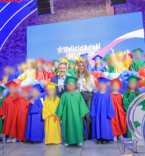 Los infantes hicieron un álbum con sus dibujos y mensajes de agradecimiento que regalaron al final de la ceremonia a la presidenta del DIF, quien se manifestó emocionada por ver el crecimiento de los pequeños regiomontanos.