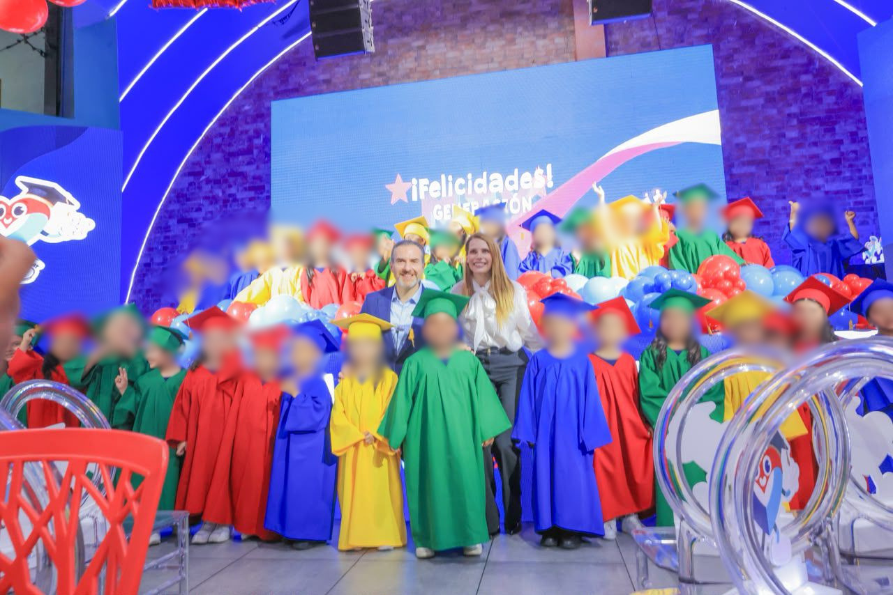 Los infantes hicieron un álbum con sus dibujos y mensajes de agradecimiento que regalaron al final de la ceremonia a la presidenta del DIF, quien se manifestó emocionada por ver el crecimiento de los pequeños regiomontanos.
