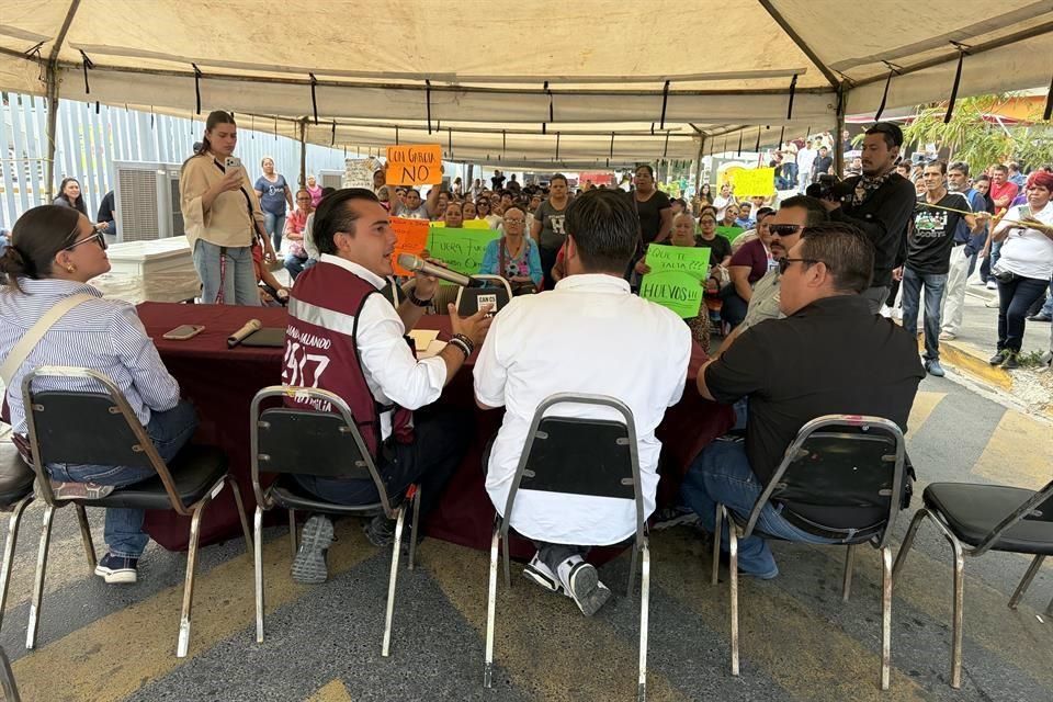 El alcalde morenista aseguró que no abandonarán la protesta hasta ser recibidos por el director de Agua y Drenaje, Eduardo Ortegón, a quien buscan entregar un pliego petitorio para exigir soluciones al problema del suministro en diversas colonias del municipio.