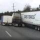 De acuerdo con el video, el conductor de un tráiler perteneciente a una empresa de paquetería intentó rebasar por el acotamiento de la carretera.