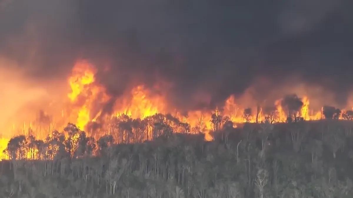 Las autoridades señalaron que el humo podría persistir en las comunidades cercanas, aunque se espera que las condiciones mejoren conforme aumenten las temperaturas durante el día.