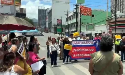 Los manifestantes se apostaron sobre la vialidad impidiendo el paso de vehículos, lo que generó largas filas y complicaciones para automovilistas y usuarios del transporte público.