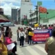 Los manifestantes se apostaron sobre la vialidad impidiendo el paso de vehículos, lo que generó largas filas y complicaciones para automovilistas y usuarios del transporte público.