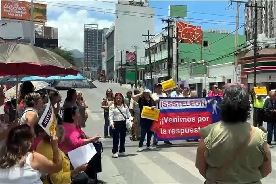 Los manifestantes se apostaron sobre la vialidad impidiendo el paso de vehículos, lo que generó largas filas y complicaciones para automovilistas y usuarios del transporte público.
