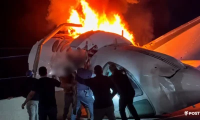 Imágenes difundidas tras el siniestro muestran la aeronave partida en dos mientras bomberos trabajaban en la zona.