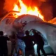 Imágenes difundidas tras el siniestro muestran la aeronave partida en dos mientras bomberos trabajaban en la zona.