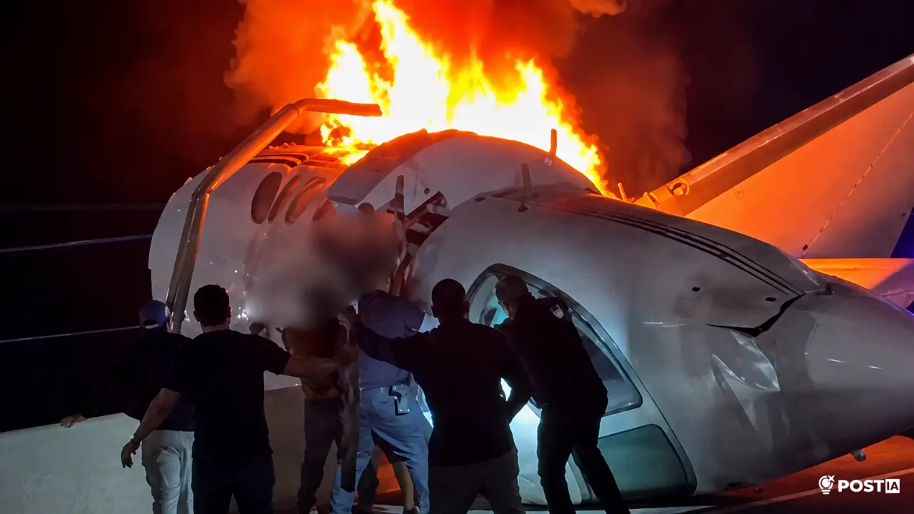 Imágenes difundidas tras el siniestro muestran la aeronave partida en dos mientras bomberos trabajaban en la zona.