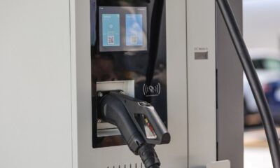 La nueva electrolinera dispone de 42 puntos de carga y está equipada con paneles solares y sistemas de almacenamiento de energía para optimizar el consumo eléctrico y ofrecer un servicio más eficiente.