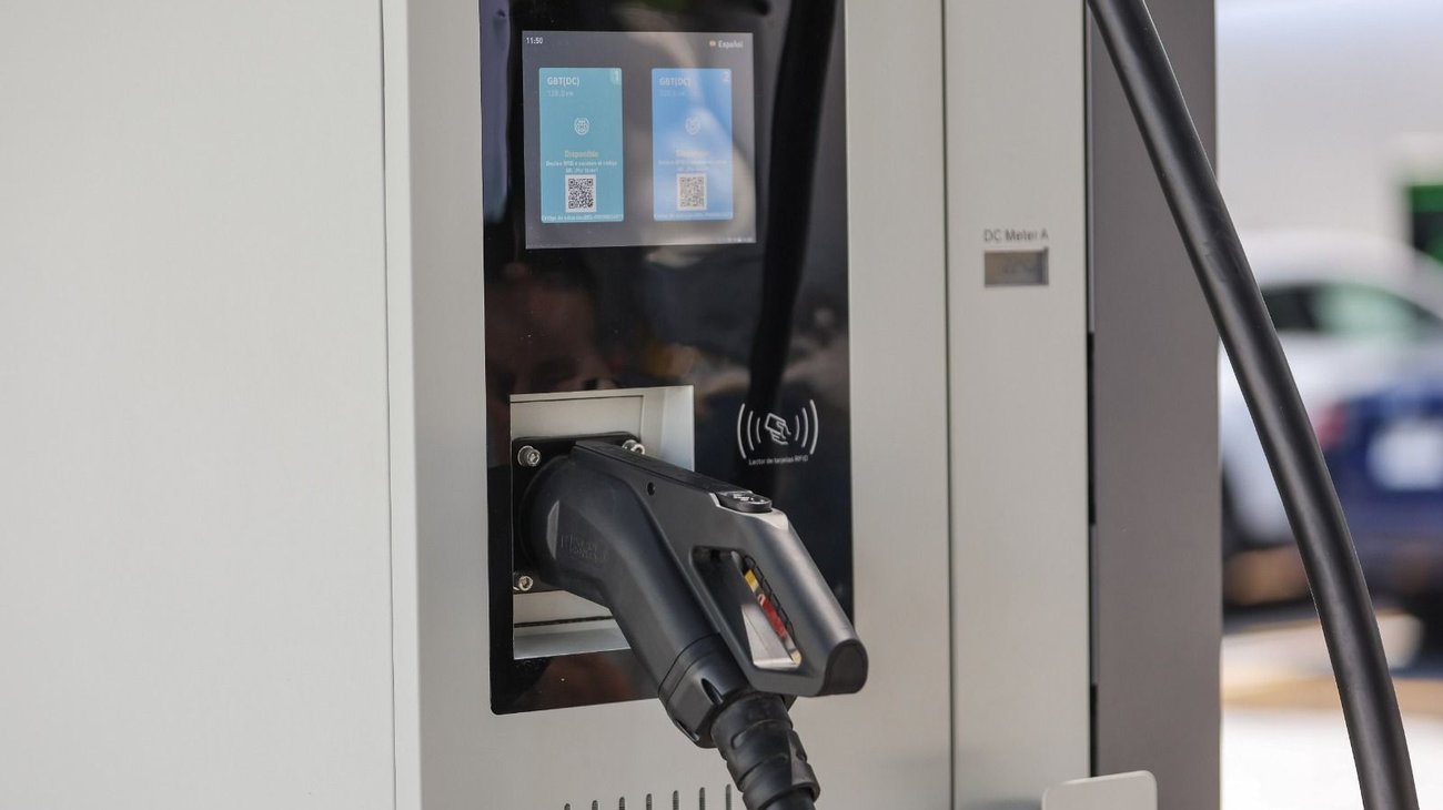 La nueva electrolinera dispone de 42 puntos de carga y está equipada con paneles solares y sistemas de almacenamiento de energía para optimizar el consumo eléctrico y ofrecer un servicio más eficiente.