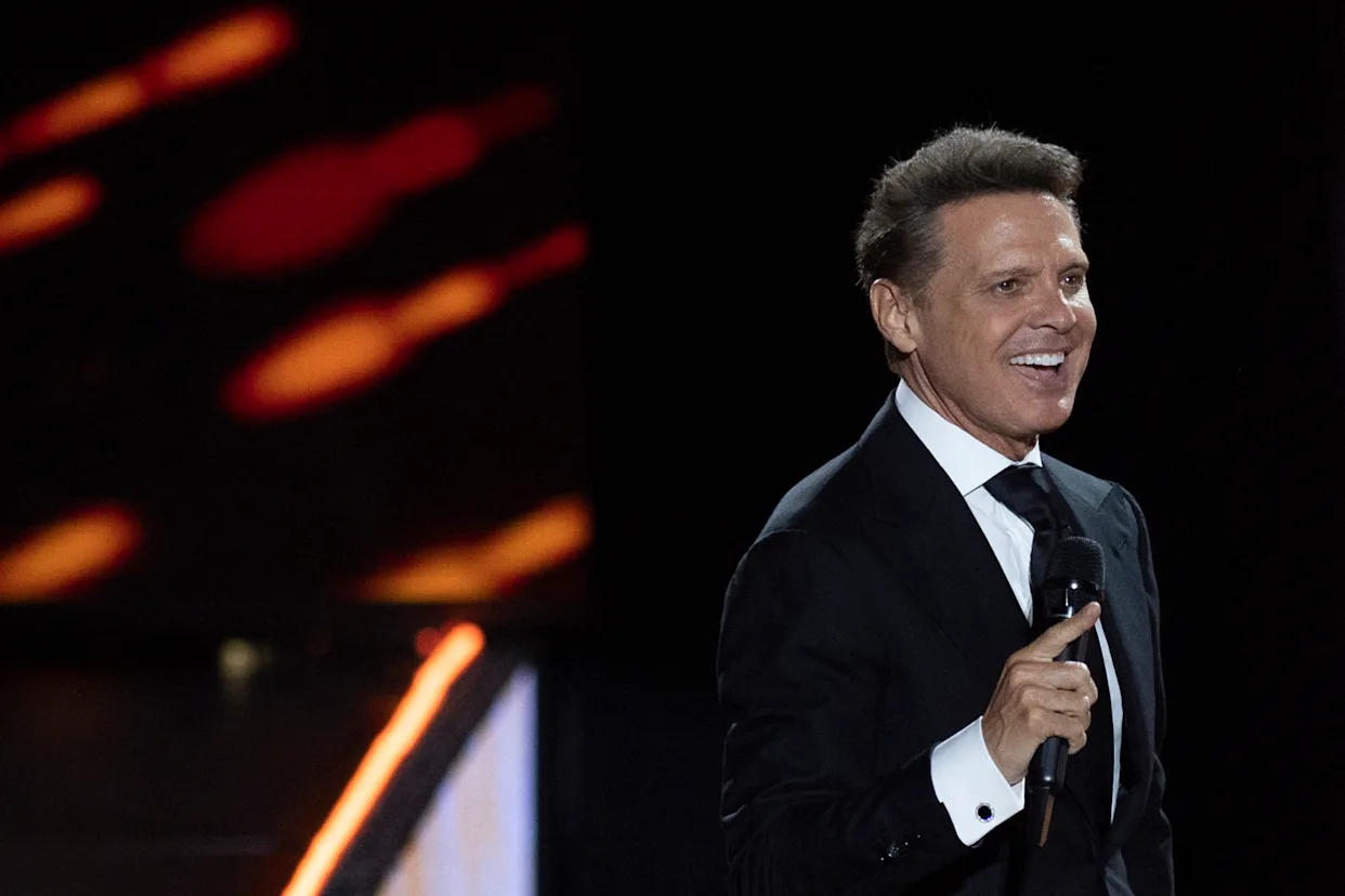 Durante este periodo, Luis Miguel habría contado con el acompañamiento de su pareja, la diseñadora española Paloma Cuevas, con quien mantiene una relación desde hace más de cuatro años.