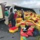 Tras el accidente, decenas de cajas con producto quedaron esparcidas sobre la carretera, situación que atrajo a automovilistas y personas que comenzaron a llevarse parte de la carga.