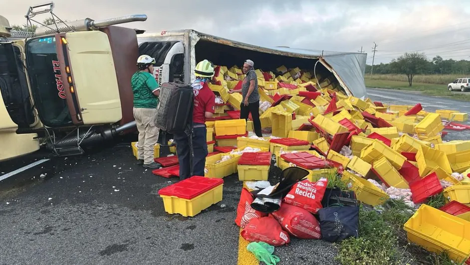 Tras el accidente, decenas de cajas con producto quedaron esparcidas sobre la carretera, situación que atrajo a automovilistas y personas que comenzaron a llevarse parte de la carga.