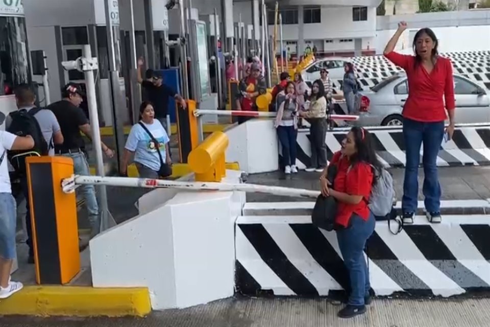 Entre los cánticos destacó la frase “Sueldo de maestra para la Presidenta”, además de llamados a la unidad de las distintas secciones sindicales.