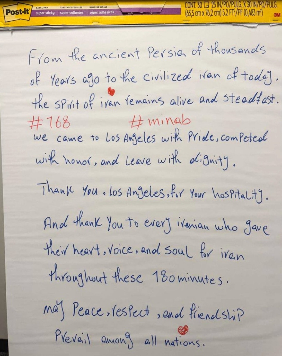 El mensaje fue redactado en una libreta tipo Post-it con tinta azul y roja, e incluía corazones dibujados junto a las palabras “Irán” y “naciones”.