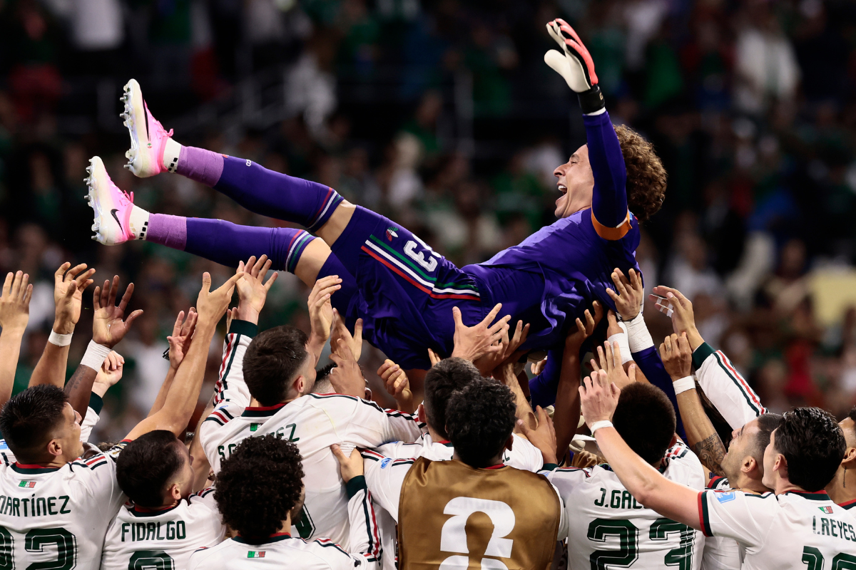 La noche también dejó un momento especial con el ingreso de Guillermo Ochoa, quien disputó minutos en el que representa su sexto y último Mundial