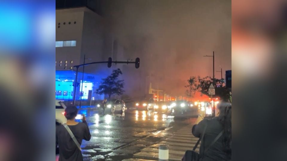 La evacuación más numerosa se registró en el complejo Cinemex, donde fueron desalojados aproximadamente 600 asistentes de ocho salas en operación
