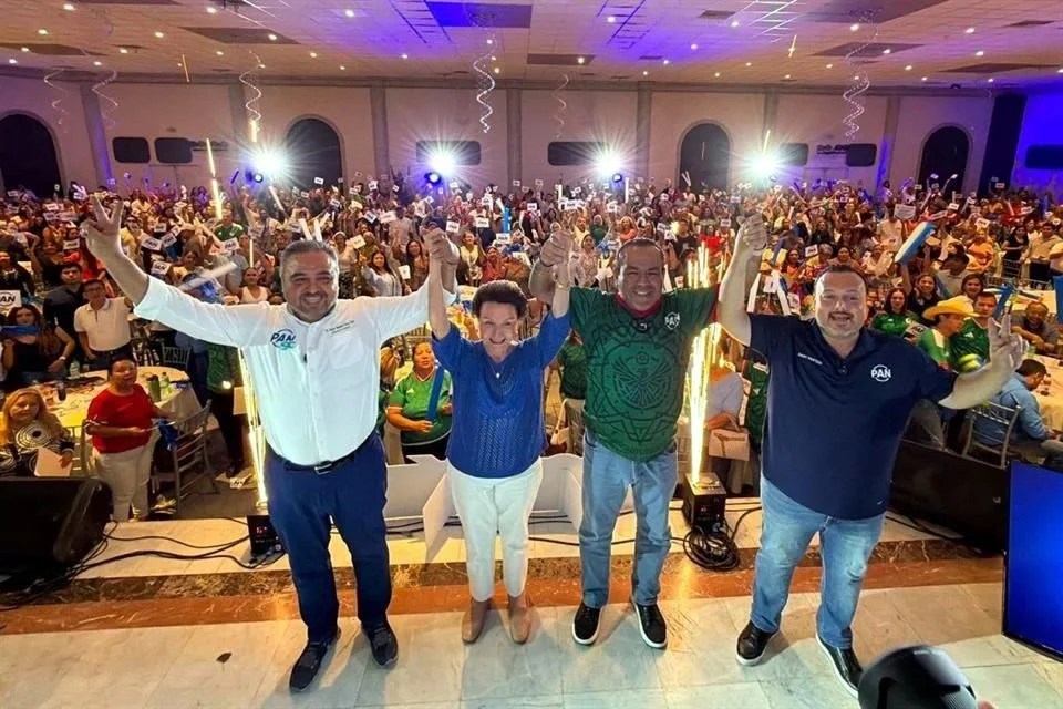 Durante el acto también se realizó un homenaje a Tere García Segovia de Madero, exalcaldesa de San Pedro, en reconocimiento a su trayectoria dentro del partido.