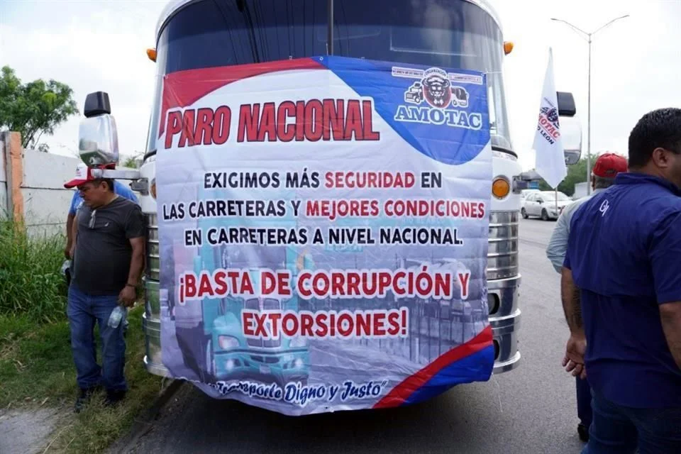 Gustavo Duncan, representante de AMOTAC en Nuevo León, explicó que en la entidad se optó por realizar únicamente un plantón, a diferencia de otros estados donde se llevan a cabo bloqueos carreteros.